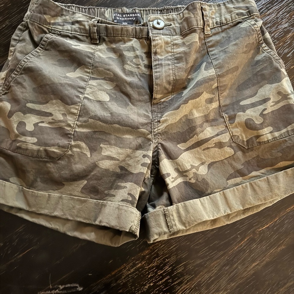 Sanctuary Womens Camouflage Mini Cuffed Cargo Shorts size medium - Picture 2 of 3